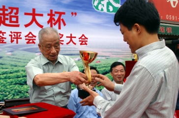 4月25日，2005年“超大杯”名優(yōu)綠茶鑒評會隆重舉行