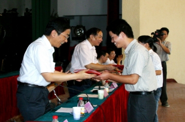 9月17日，2003年度超大獎研金頒獎典禮在福建農(nóng)林大學(xué)校禮堂舉行